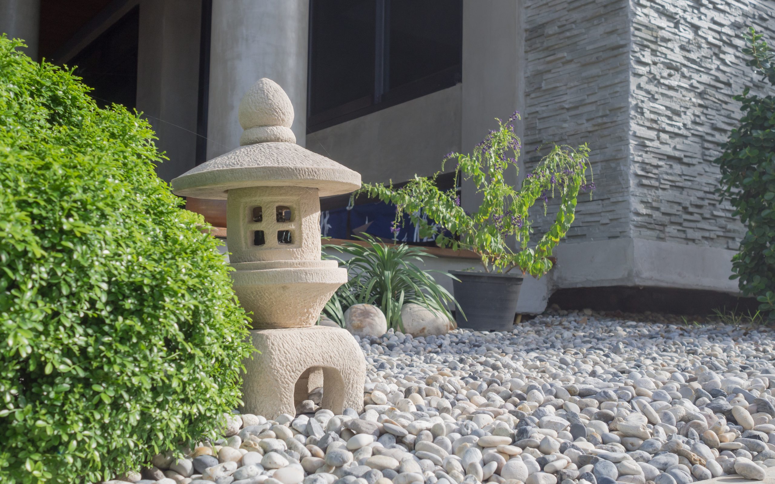 jardín con piedras y figura tradicional japonesa