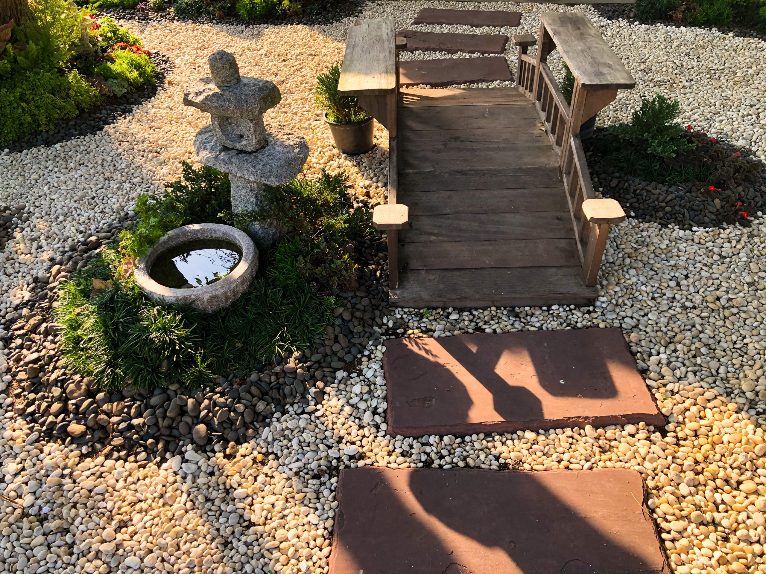 Jardín casa del té japonés con camino de piedras